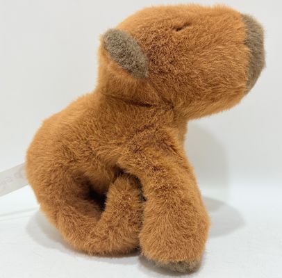 Capybara pluis speelgoed armband kan worden gedragen op fiets stuur, badminton racket handgrepen, en andere posities.