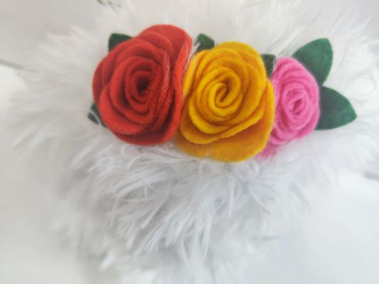 Witte hond met bloemen en klokken op het hoofd kinderen speelgoed kinderdag cadeau