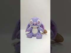 De langwerpige staart van de trillende Stitch is schattig in paars